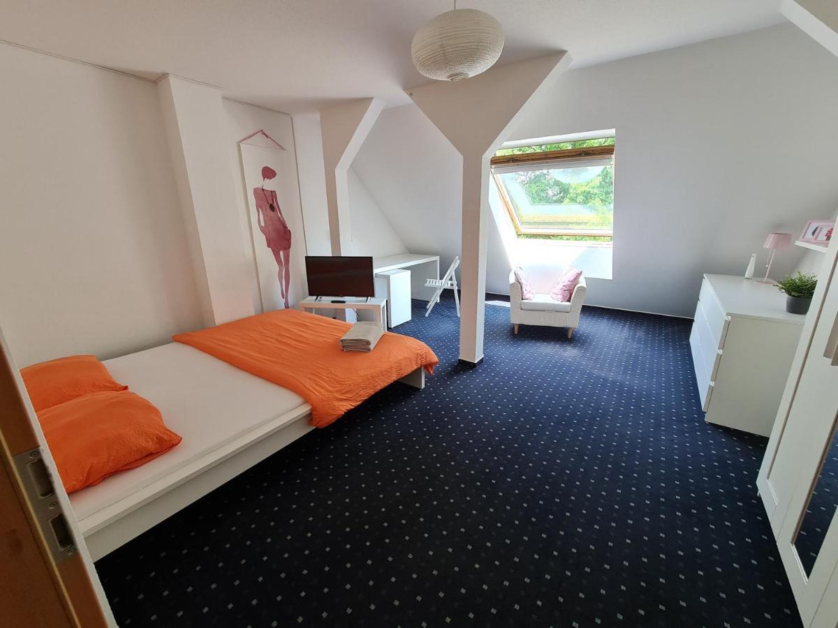 6 Bedroom Private Apartment & Lounge 罗斯托克 外观 照片